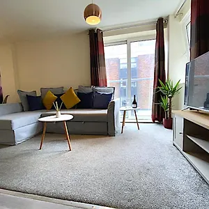 Apartment Stylish Two Bed With Secure Parking