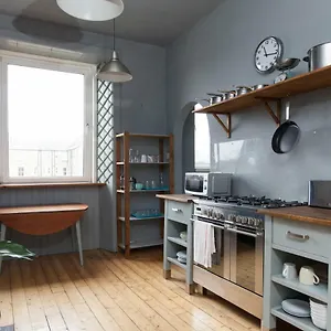 Trendy Urban Retreat In Apartment