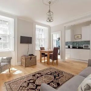 Altido Elegant Georgian 2-bedrm Apt In Heart Of Old Town Apartment
