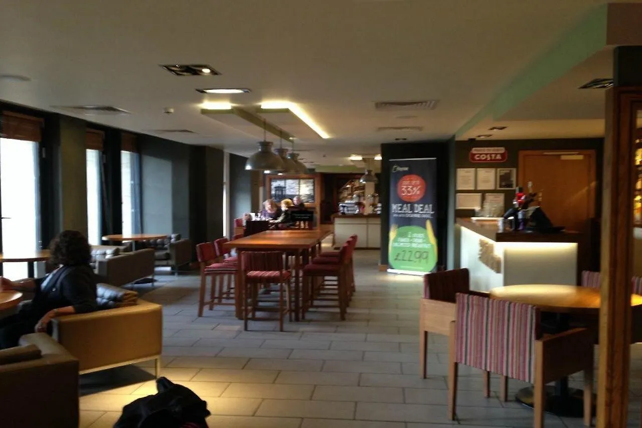 Premier Inn Edinburgh Princes Street 3*,